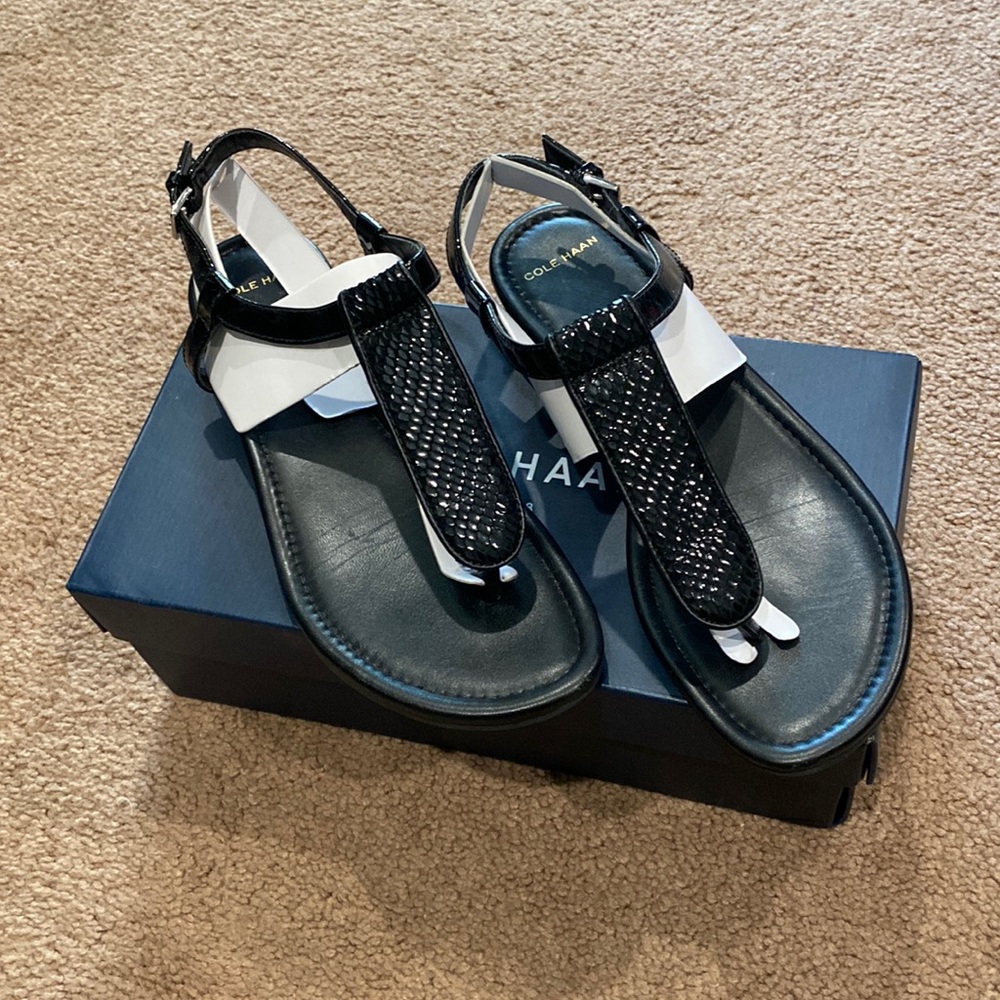 Cole Haan sandals black patent thong sandal w/ mini wedge heel size 6